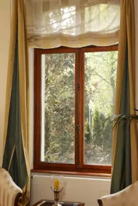 Fenster mit Gardinen