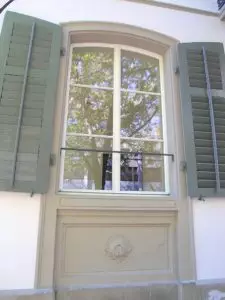 Fenster mit Sprossen und FensterlädenUS DIGITAL CAMERA